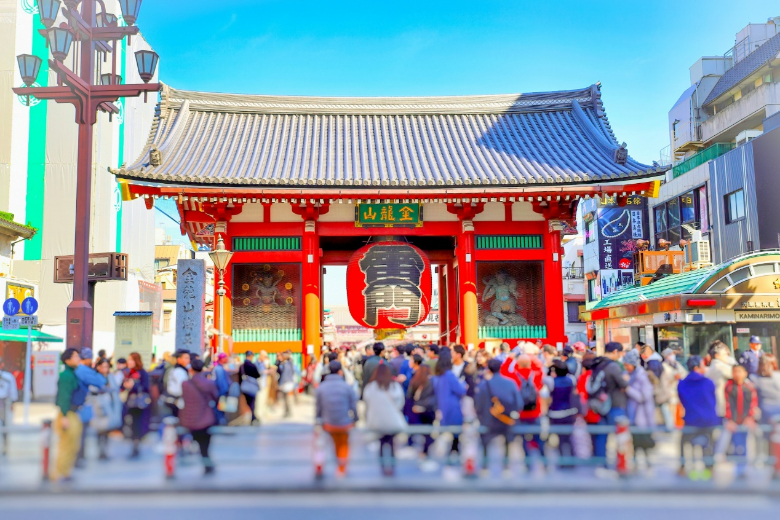 想必大家對「雷門」都不陌生啦！淺草寺的活動與增上寺相似，也有敲鐘祈福的儀式，不過要注意一點：裡面的商家都不會營業，當晚都是傳統日式攤販在擺攤。淺草寺也離晴空塔相近，也可以順路繞去看看不一樣的晴空塔唷