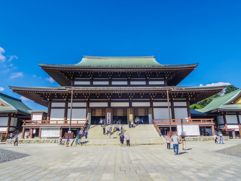 已有千年歷史的成年山新勝寺可是千葉縣最著名的寺院，前往寺院必經的參拜大道上，並列了十二生肖的石像和本地傳統料理店，寺內則以不動明王為本尊。寺院建築樓門宏偉，金色的裝飾使整體散發莊嚴的氣息。