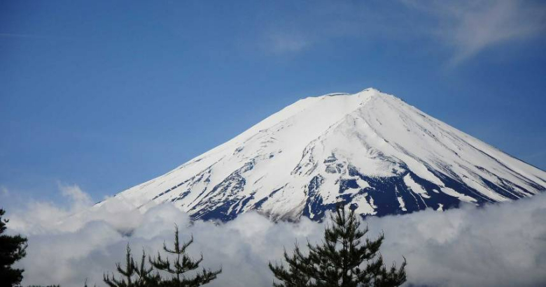 擁有鑽石富士美名的富士山，已經是相當多人印象深刻的景點之一！而富士山除了是日本最高的山，也同時為日本人心中的聖山。跨年當晚也有許多人會前往富山，在最高的山上目睹新年的第一道日出。