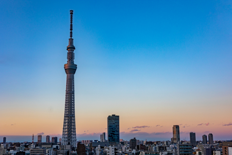 坐落在東京都墨田區的晴空塔，總高度有634公尺！而這樣的高度才能讓人們在日出時看見第一道最漂亮的曙光，這樣的美景絕對值得你花錢上到晴空塔施收藏！