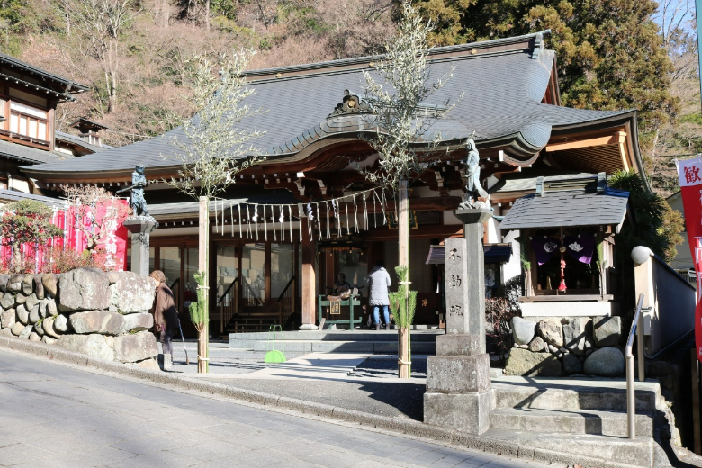 東京近郊的高尾山爬山難度並不高，且秀麗的風景也吸引不少遊客和當地人前往～元旦當日則會舉辦迎接元旦日出的儀式，祈福大家在未來的一年都可以順利平安